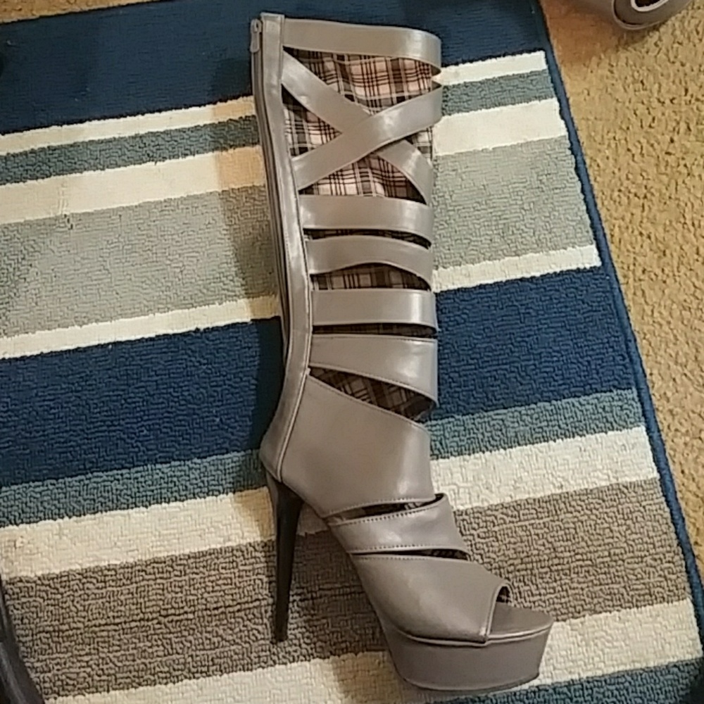 Grey thigh high heels 🔥